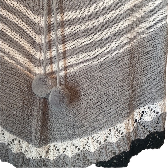 Boho Style Vertigo Gray Knit Poncho Sweater - Picture 4 of 11